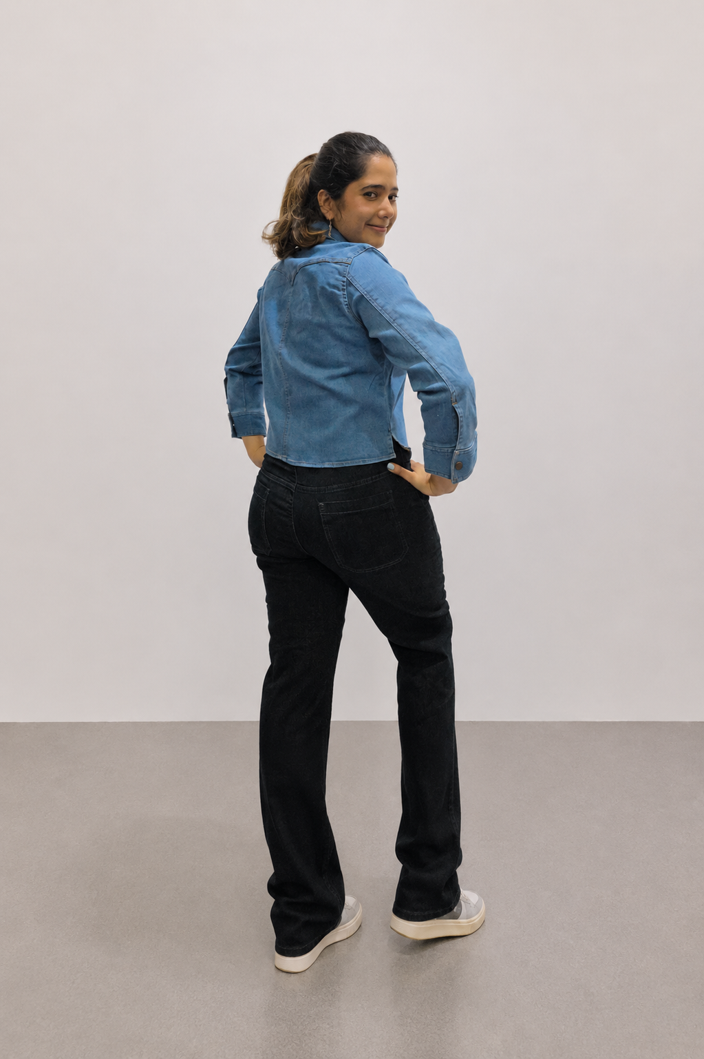 VYKA Camisa larga de mezclilla de manga larga y estilo informal para mujer, adecuada para chaqueta de mezclilla de invierno, estilo vaquero, color azul claro